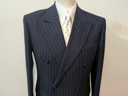 Legendärer dreiteiliger, doppelreihiger Flanellanzug mit Nadelstreifen.