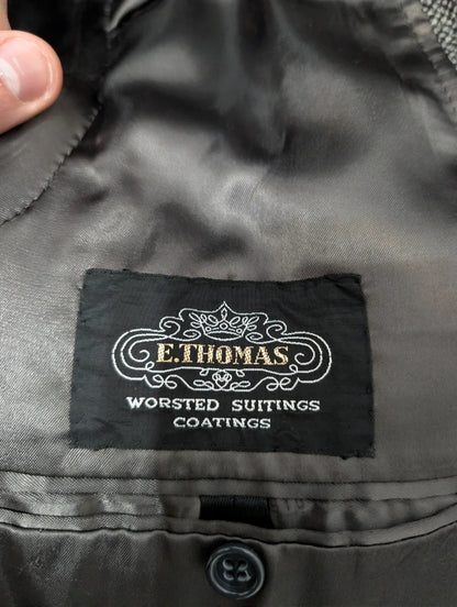 Süßer grauer Wollmantel