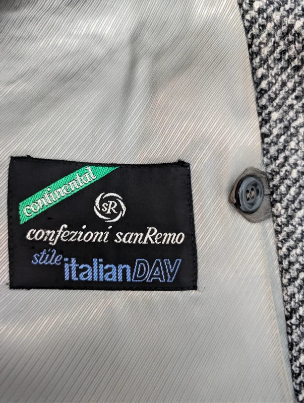 Klassischer grauer Tweedmantel