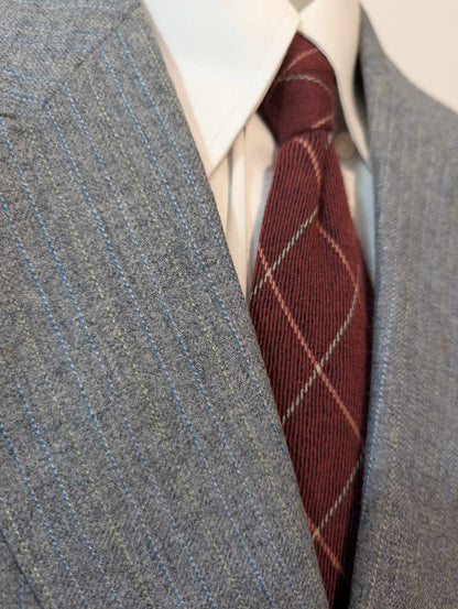 Gentille costume croisé pinstripe en flanelle lourde