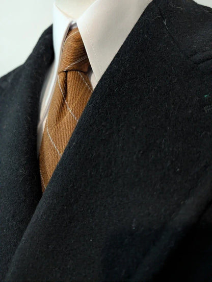 Schöner schwarzer Polomantel