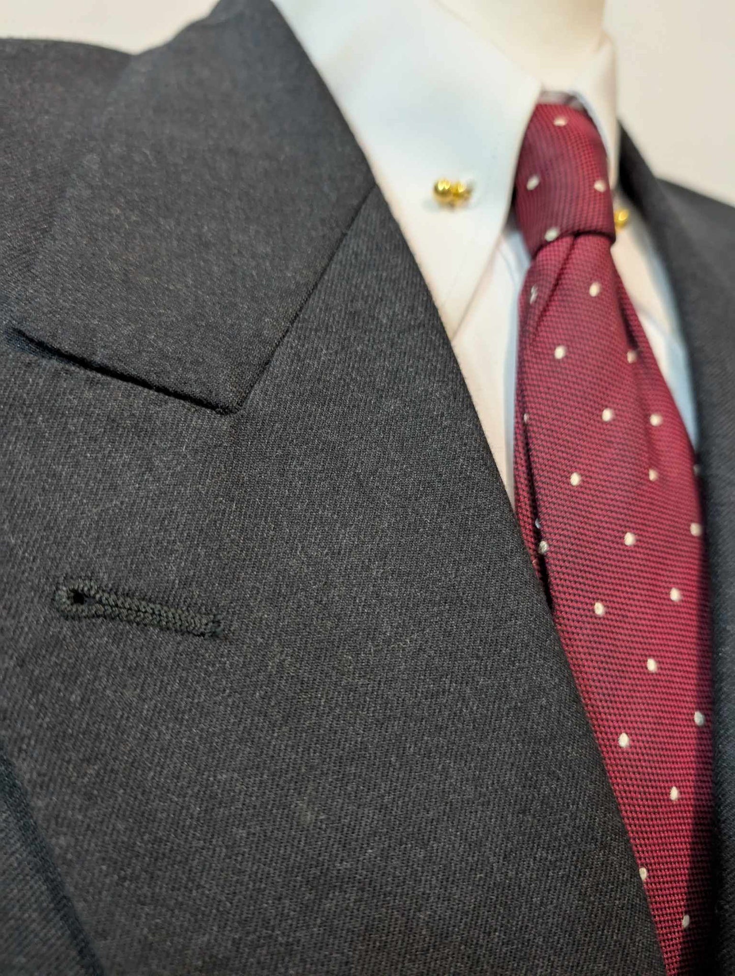 Sombre costume croisé gris en flanelle de laine