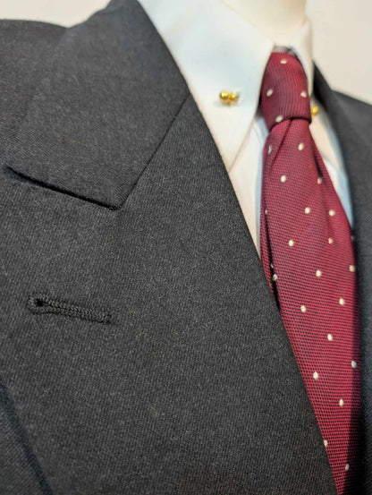 Sombre costume croisé gris en flanelle de laine