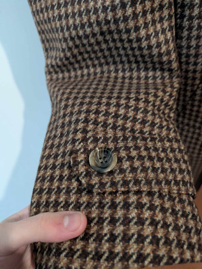 Ravissant manteau de couleur marron en pied de poule en tweed