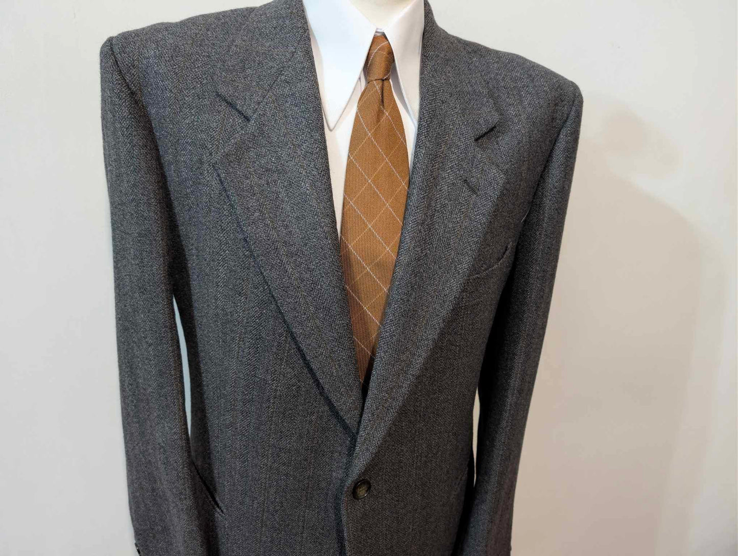 Alter grauer Tweedanzug