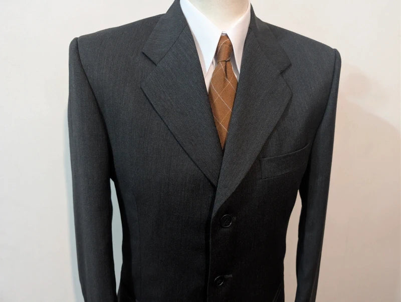 Klassischer grauer Wollanzug
