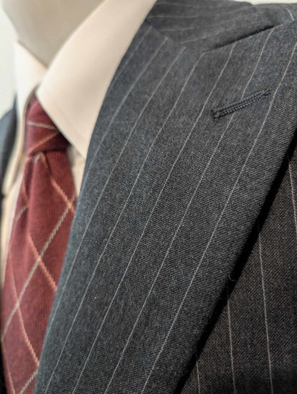 Effrayant costume pinstripe en flanelle de laine