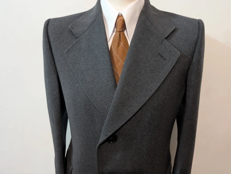 Klassischer grauer Wollmantel