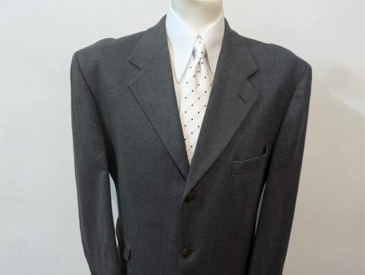 Einfacher grauer Flanellanzug