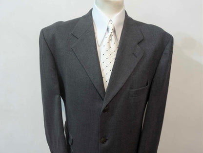 Einfacher grauer Flanellanzug