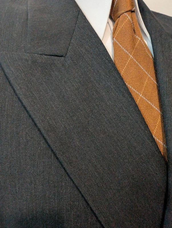 Élégant costume croisé gris en laine