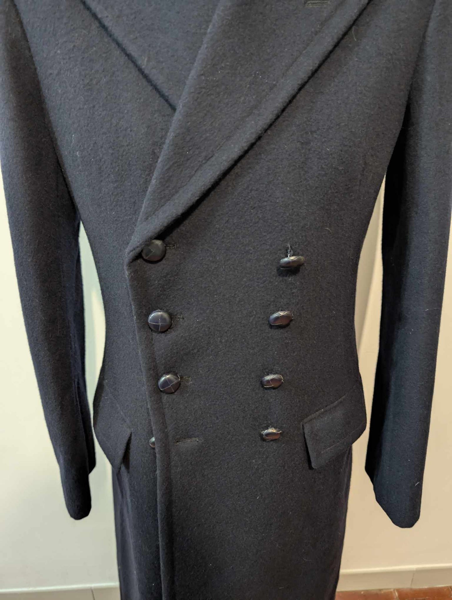 Légendaire manteau croisé de couleur bleu marine en laine.