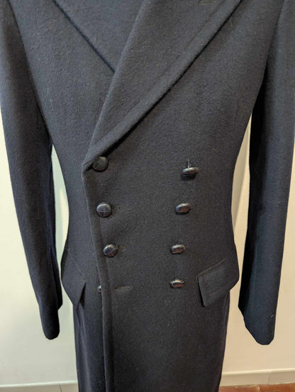 Légendaire manteau croisé de couleur bleu marine en laine.