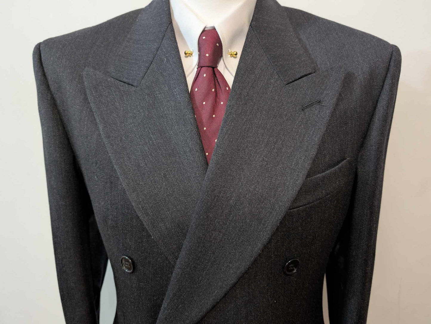 Majestueux costume croisé de couleurs gris en laine