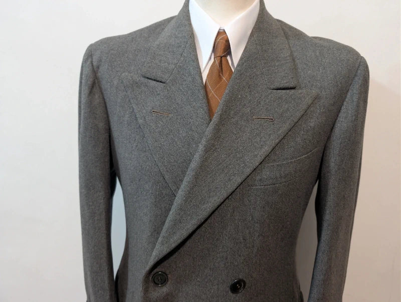 Antiker zweireihiger Wollmantel