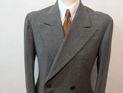 Antiker zweireihiger Wollmantel