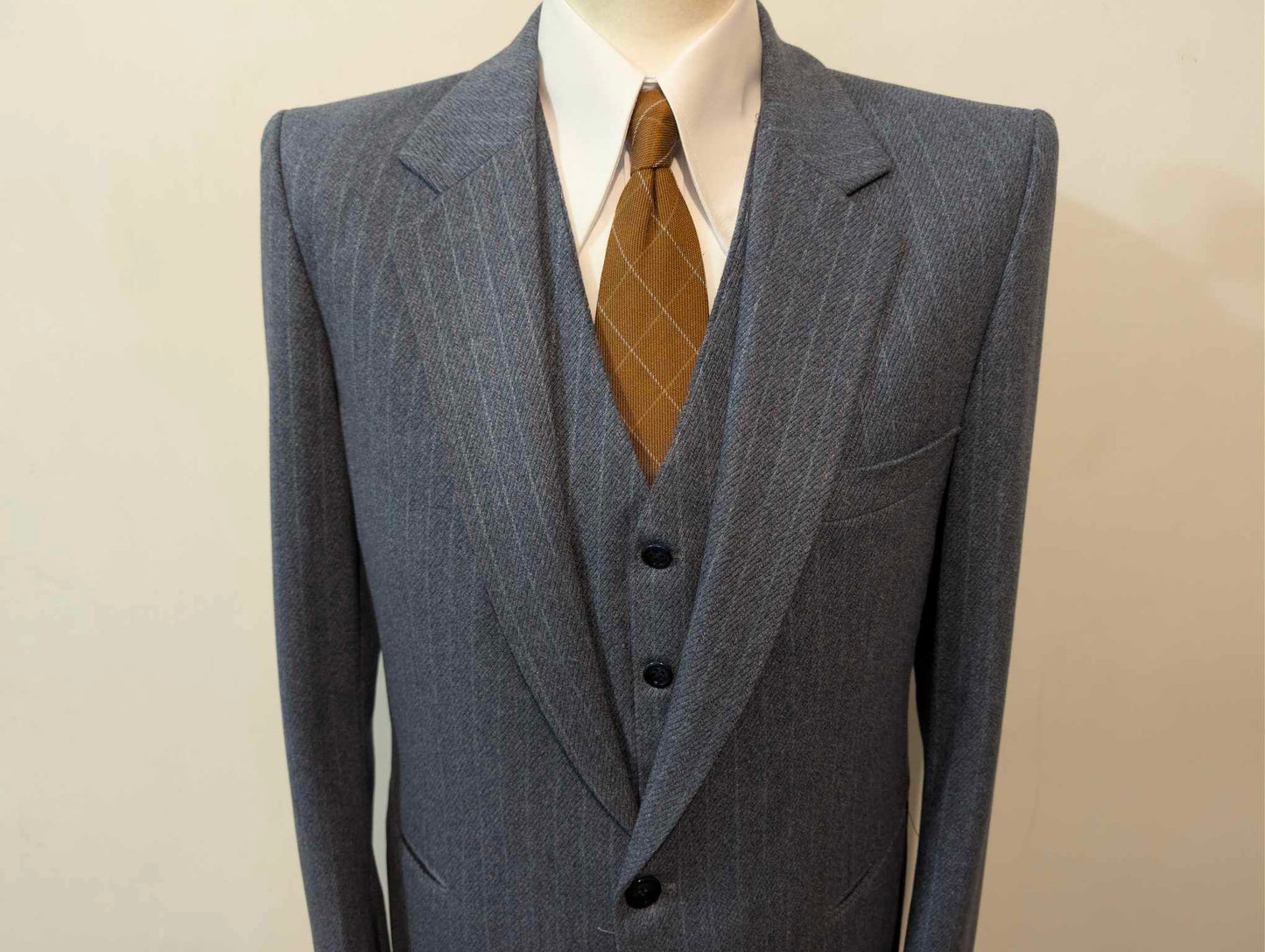 Furchterregender dreiteiliger Nadelstreifenanzug aus schwerem Flanell