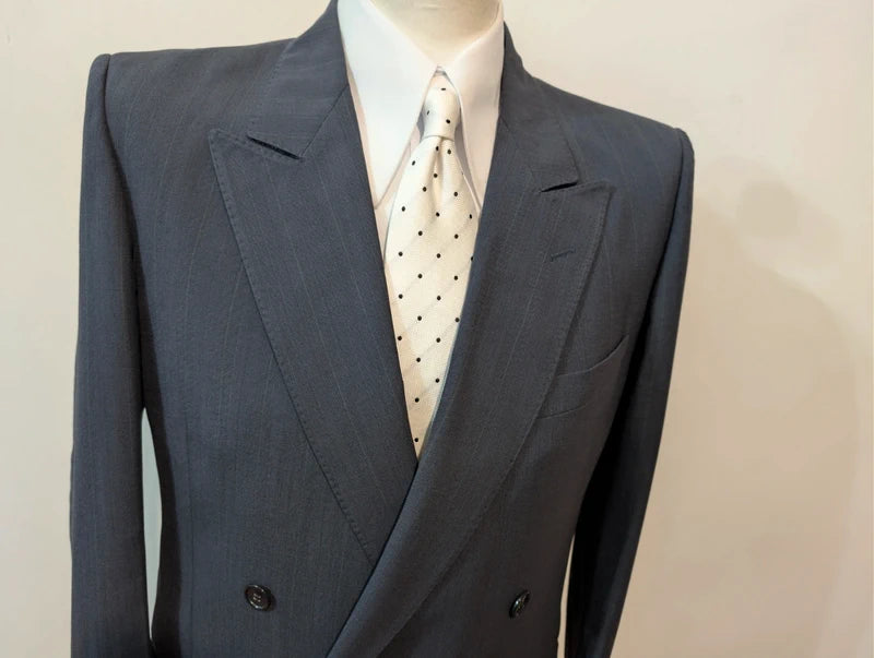 Eleganter marineblauer Zweireiheranzug aus Wolle