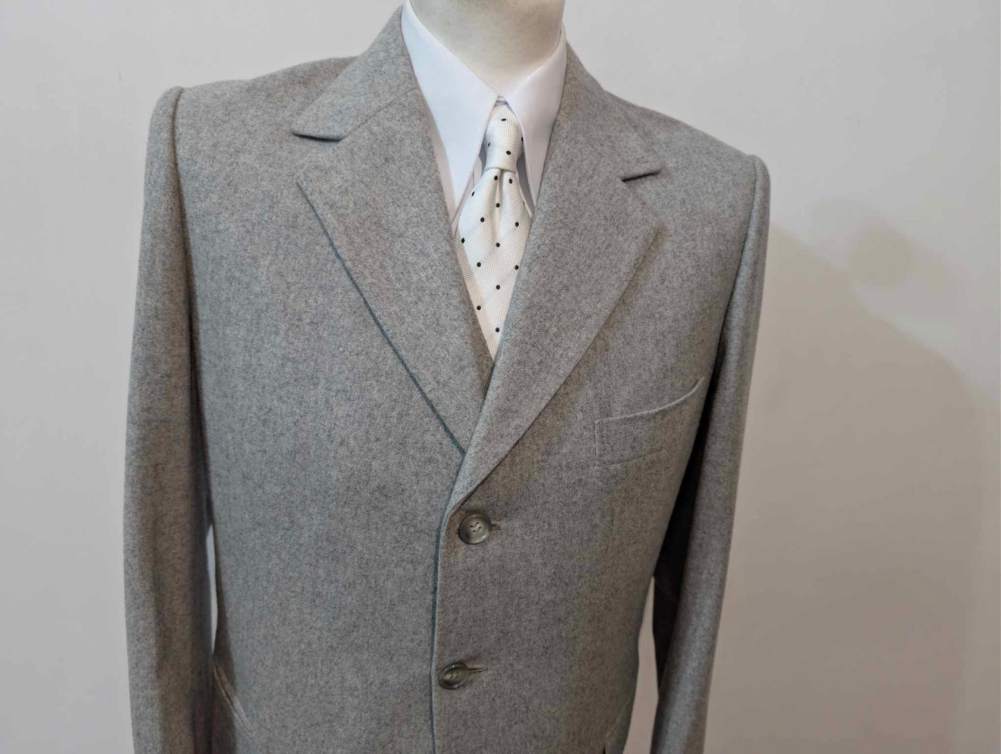 Hellgrauer, dreiteiliger Anzug aus schwerem Flanell