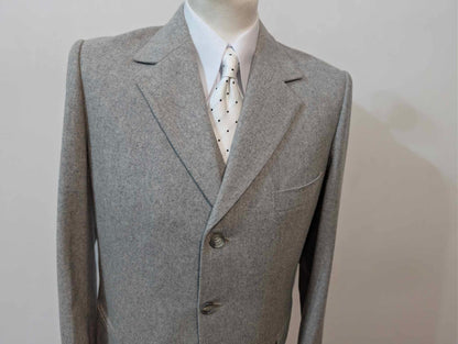 Hellgrauer, dreiteiliger Anzug aus schwerem Flanell