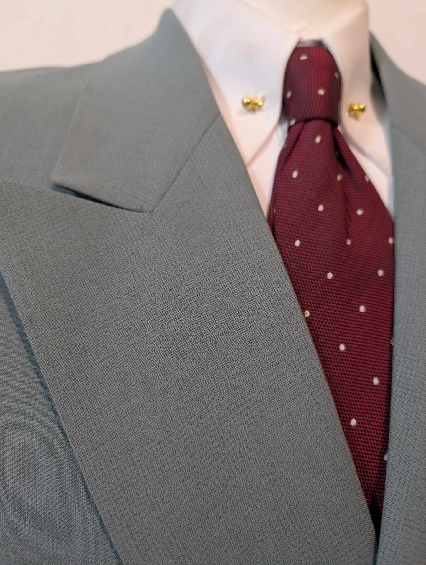 Élégant costume croisé de couleurs gris bleu en laine