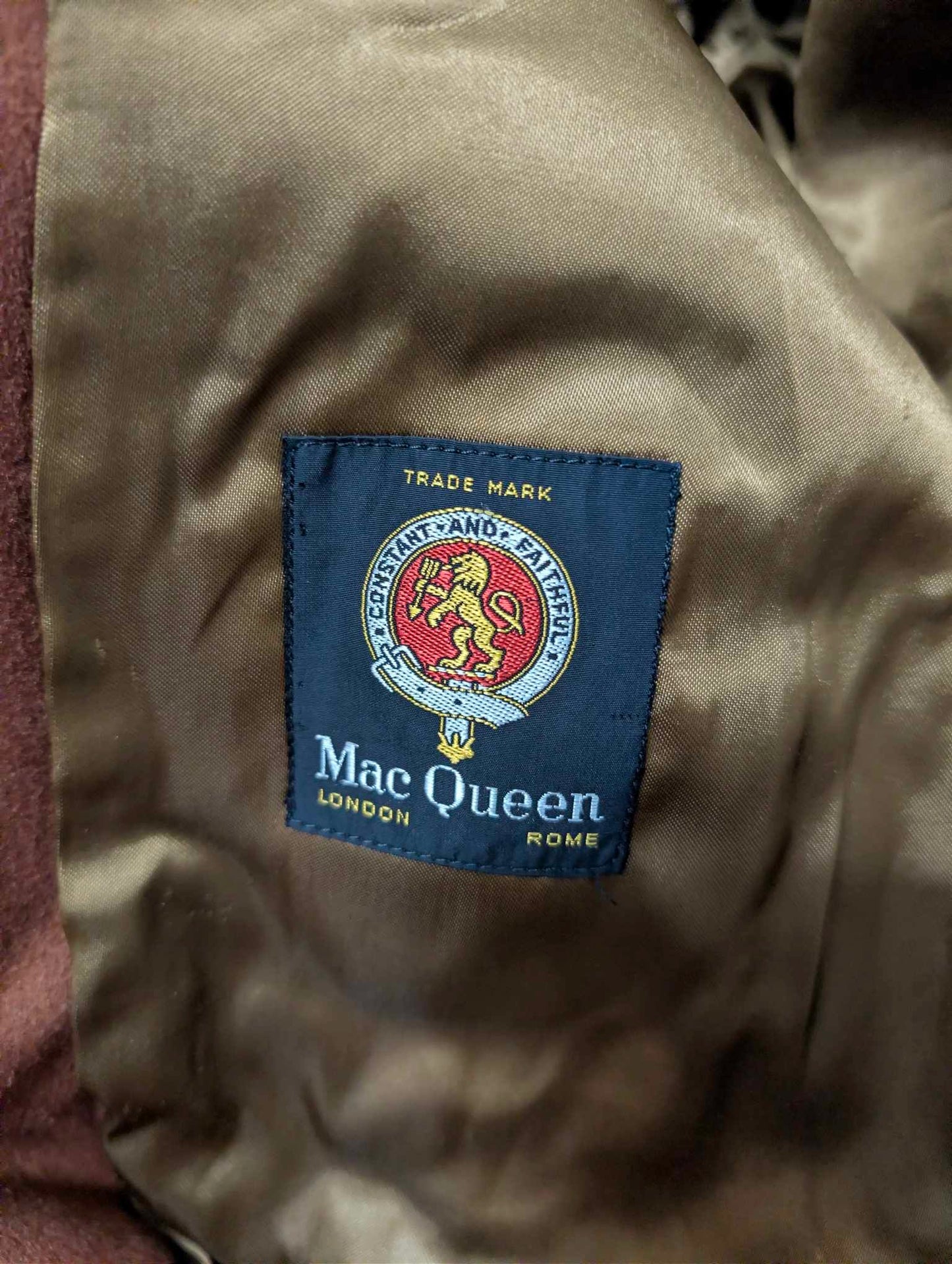 Wunderschöner roter Wollmantel