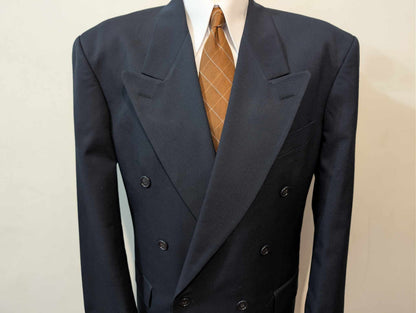 Mystérieux costume croisé de couleur bleu en laine