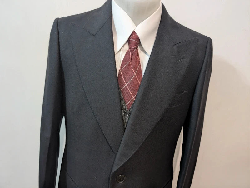 Geheimnisvoller dreiteiliger Anzug aus schwerem Flanell