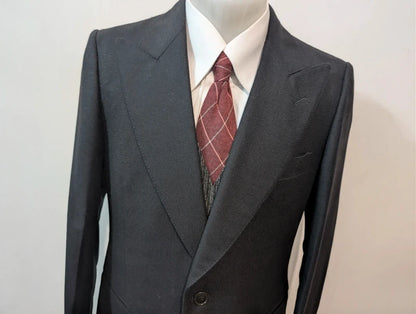 Geheimnisvoller dreiteiliger Anzug aus schwerem Flanell