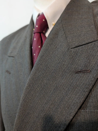 Extraordinaire costume croisé gris en laine.