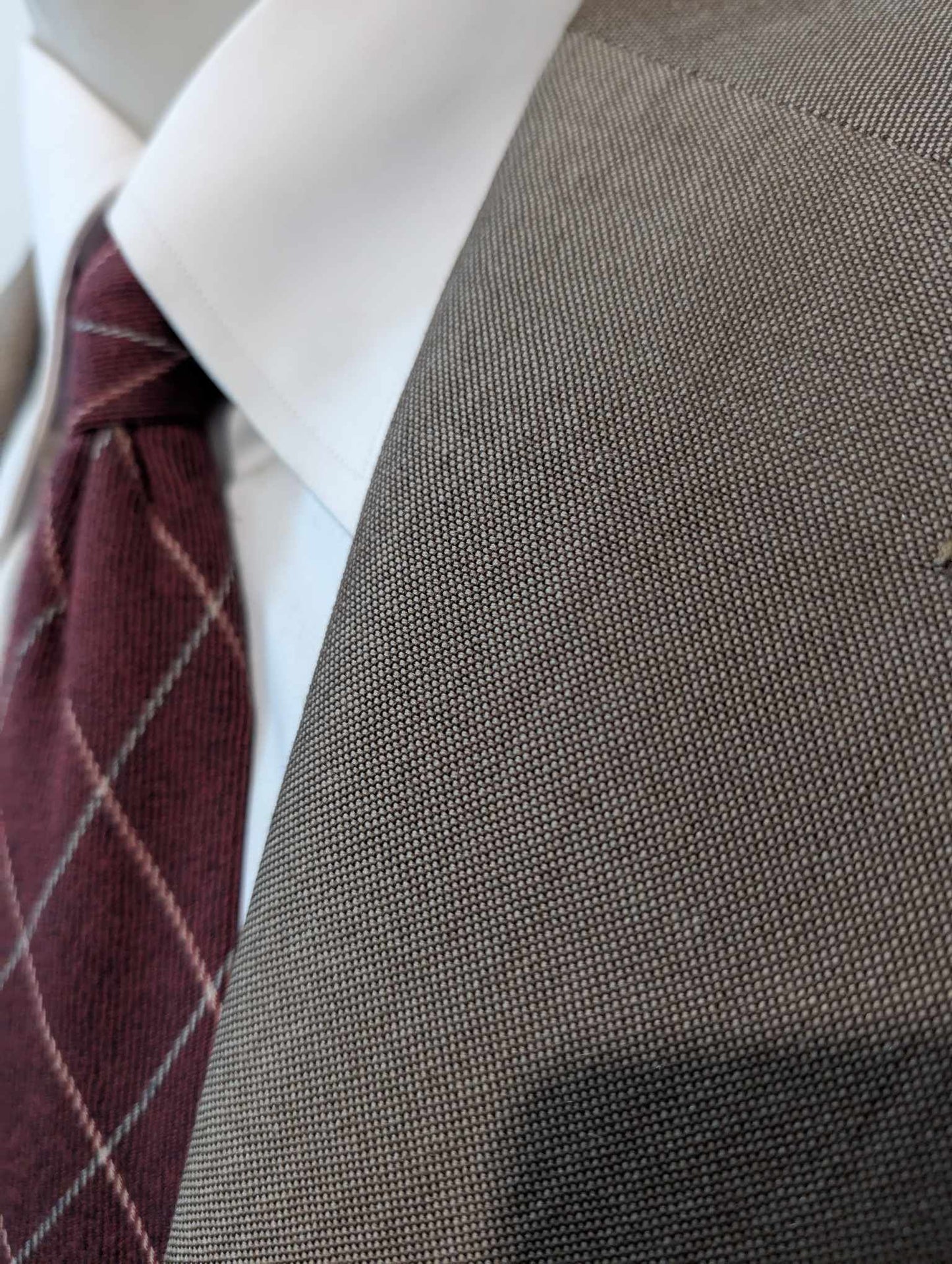 Gentil costume de couleur marron en laine