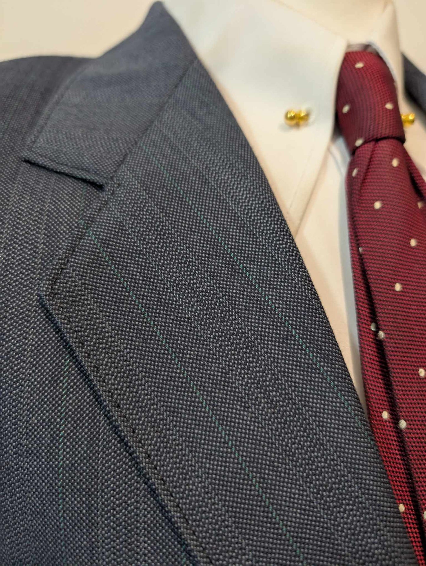 Gentil costume bleu marine à rayure en laine