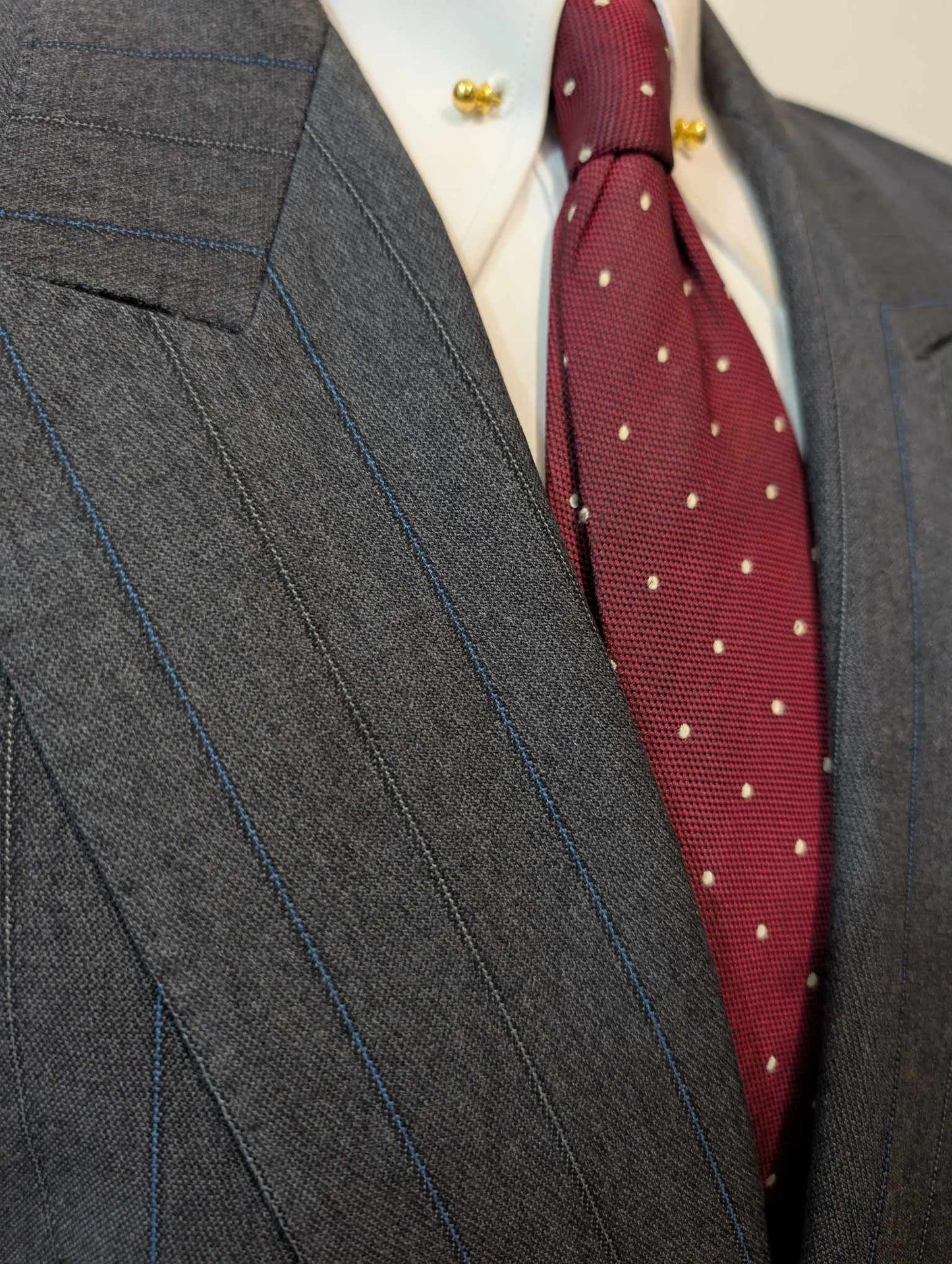 Ravissant costume croisé pinstripe en laine