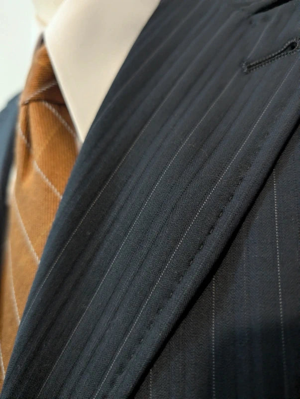 Schöner Nadelstreifenanzug aus Wolle