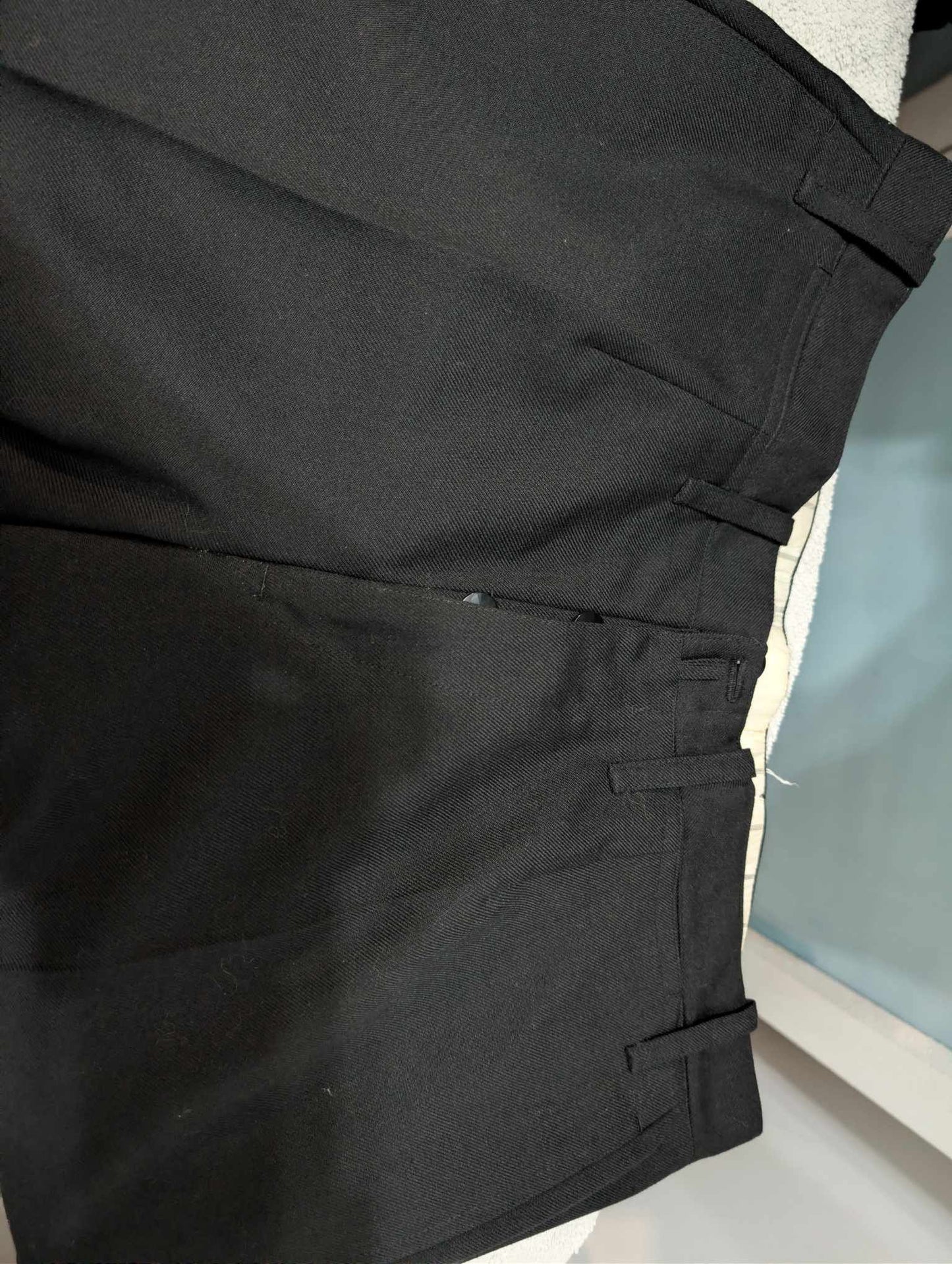 Sombre costume croisé de couleur noire en laine