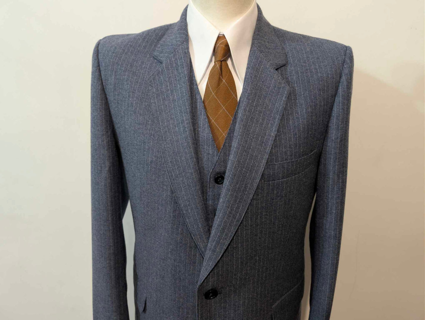 Wunderschöner dreiteiliger Flanellanzug mit Nadelstreifen