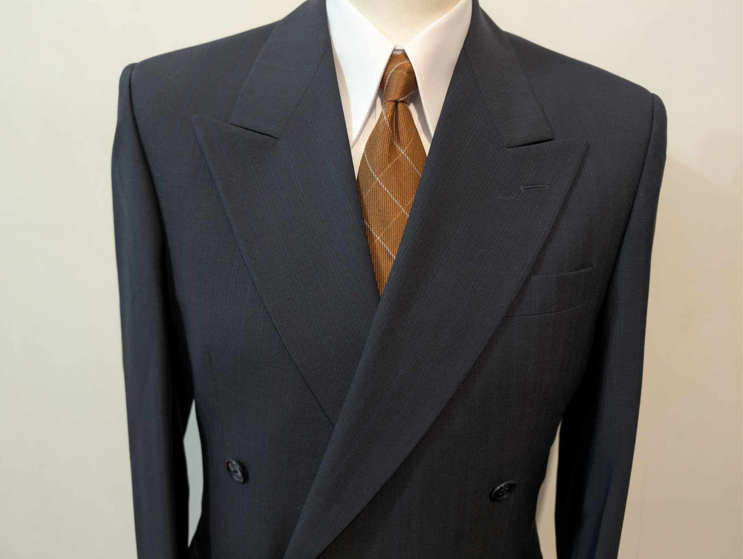 Élégant costume croisé à rayures en laine