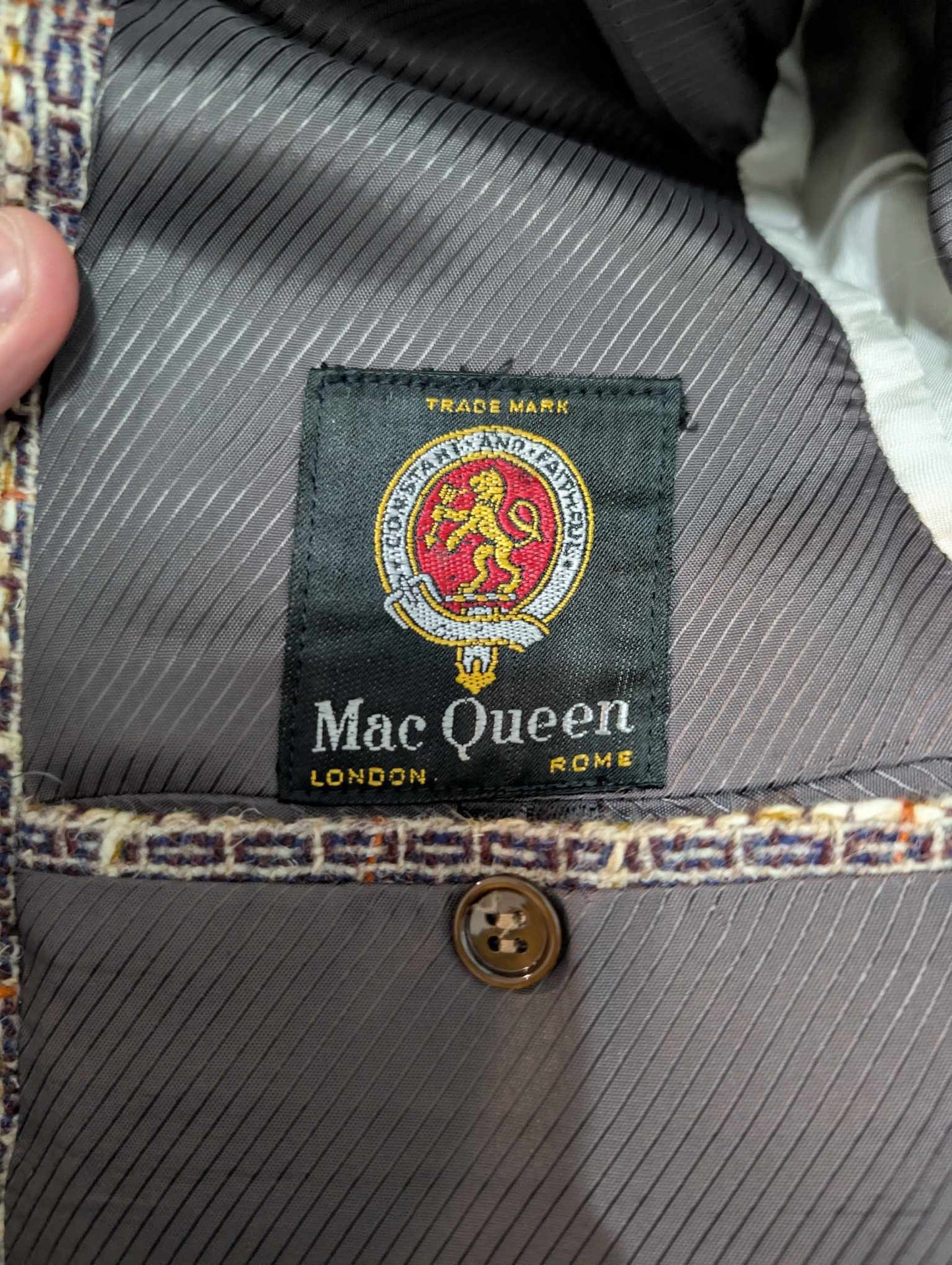 Gentille veste à carreaux en tweed.