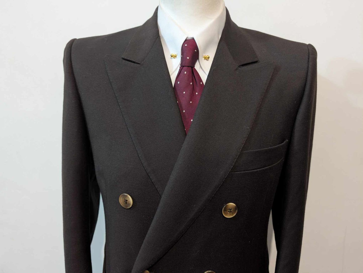 Gentille costume croisé de couleurs marron en laine