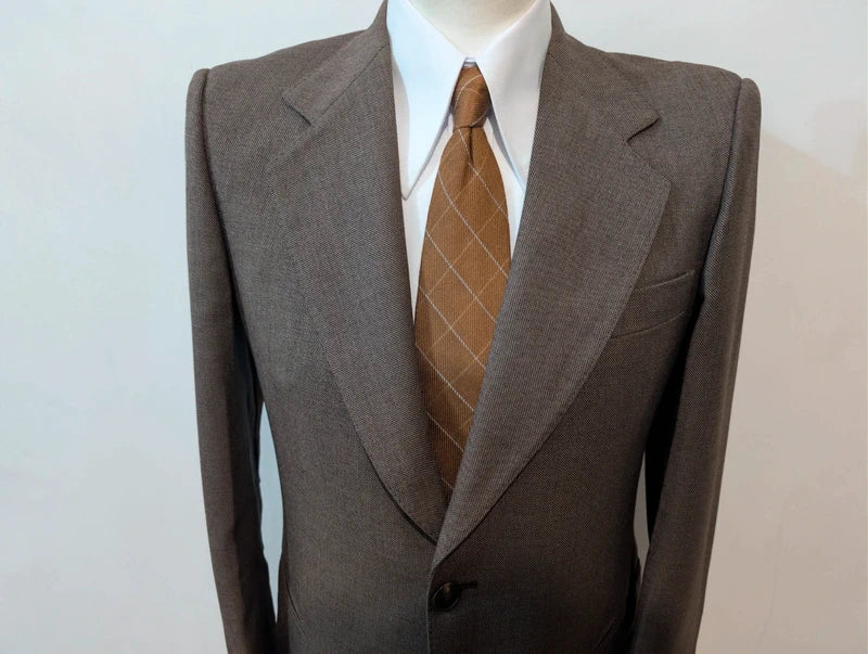 Schöner brauner Wollanzug