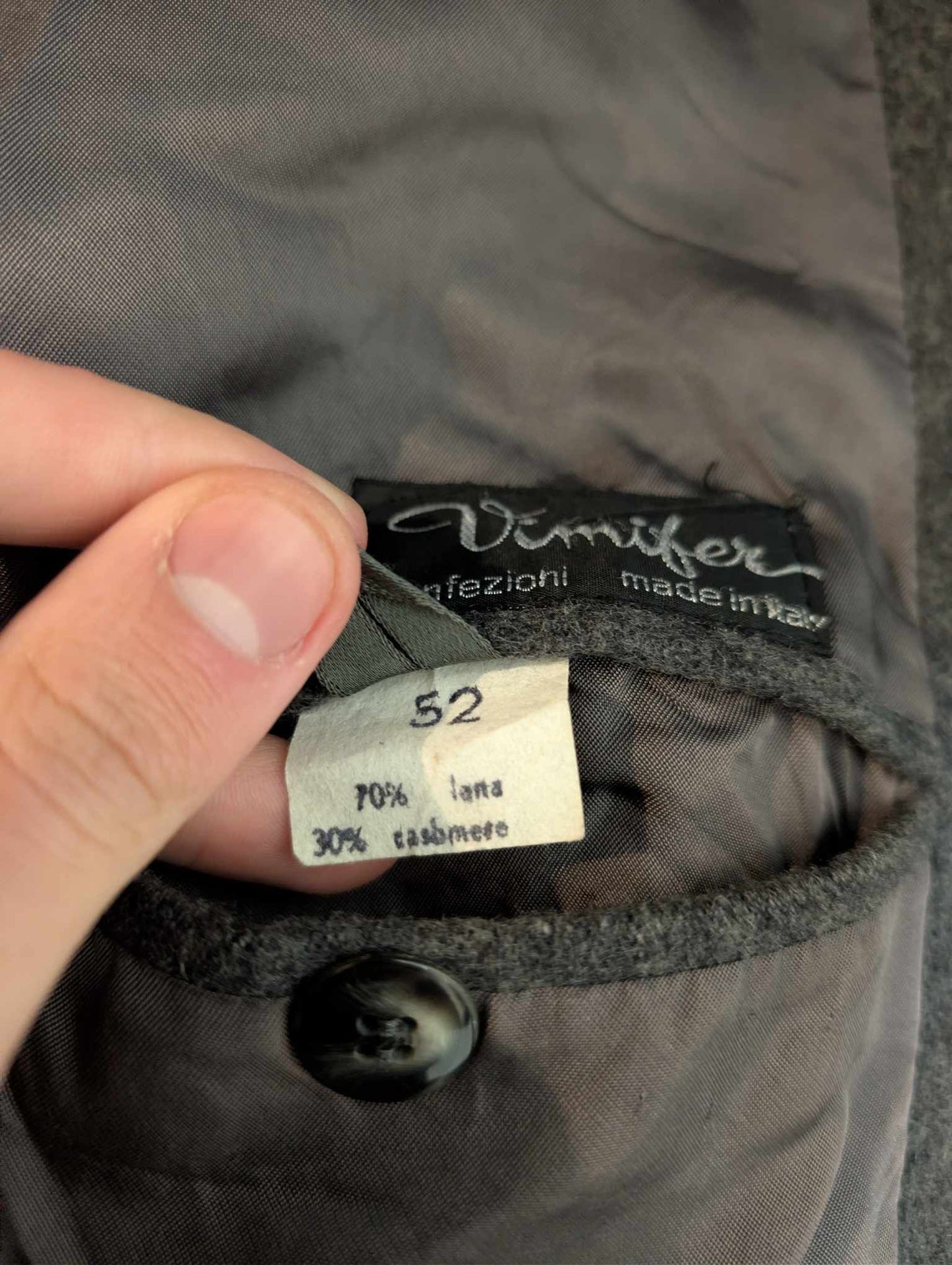 Mystérieux manteau croisé gris en laine épaisse