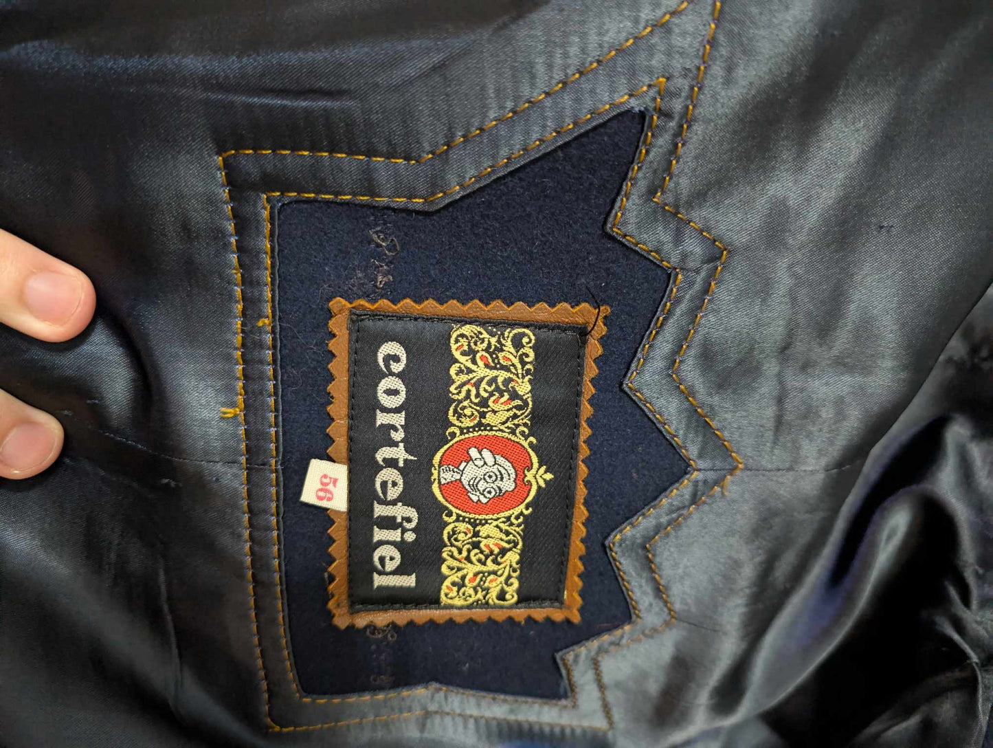 Étrange manteau croisé de couleur bleu marine en laine