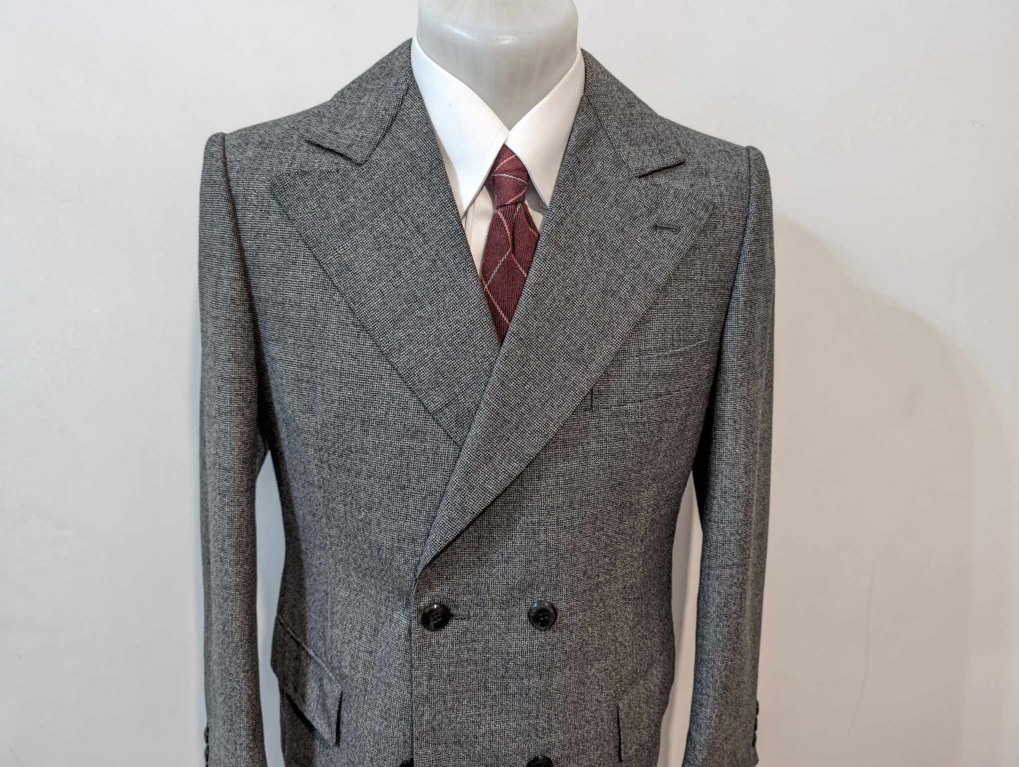 Mystérieux costume croisé gris en laine