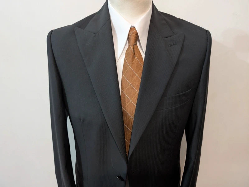 Gentil costume noir en laine