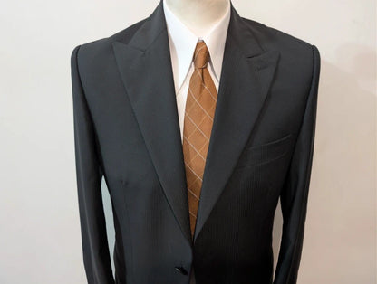 Gentil costume noir en laine