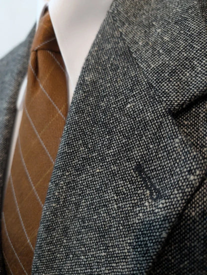 Hervorragender grauer Tweedanzug