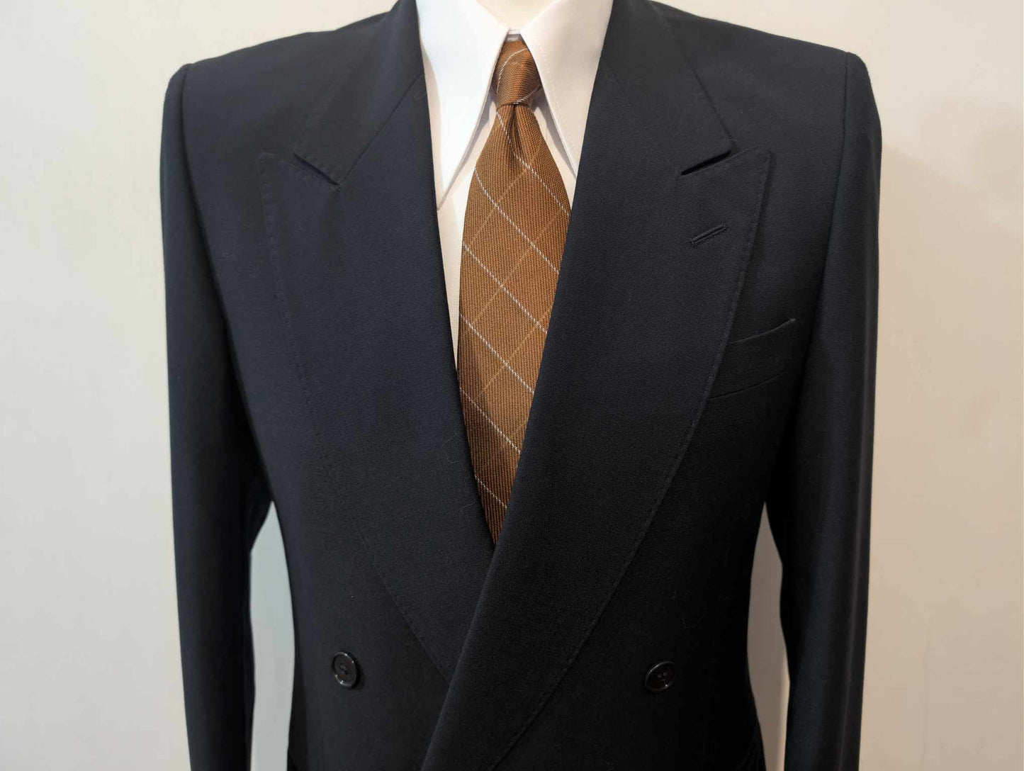 Élégant costume croisé bleu marine en laine