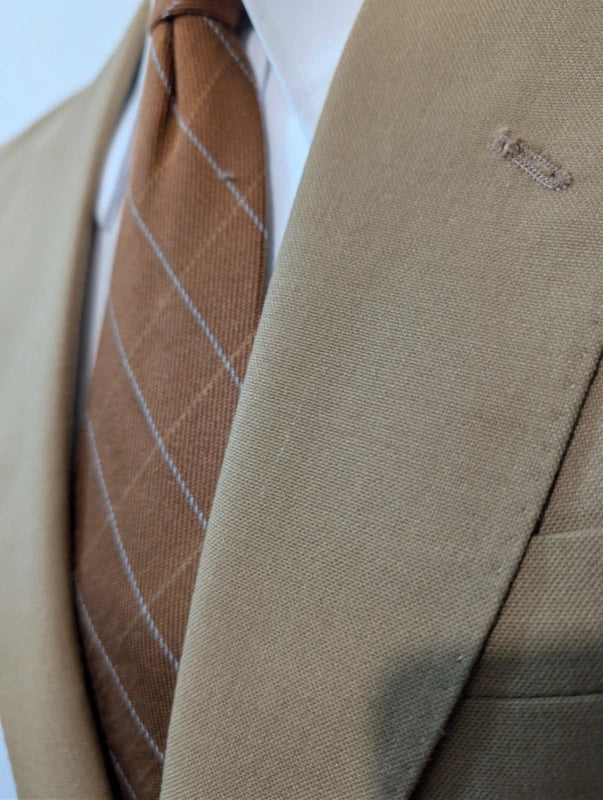 Toller beigefarbener Anzug aus kühler Wolle