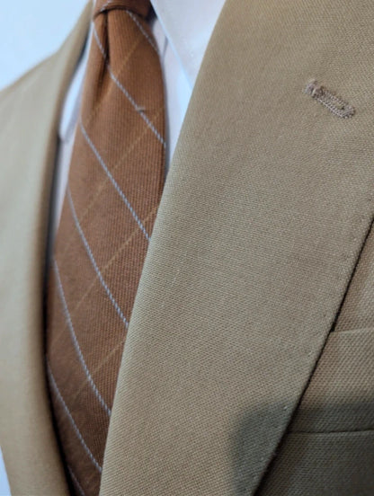 Toller beigefarbener Anzug aus kühler Wolle