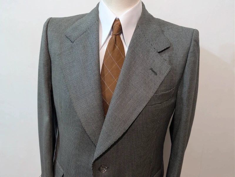 Exquisiter grauer Anzug aus dicker Wolle